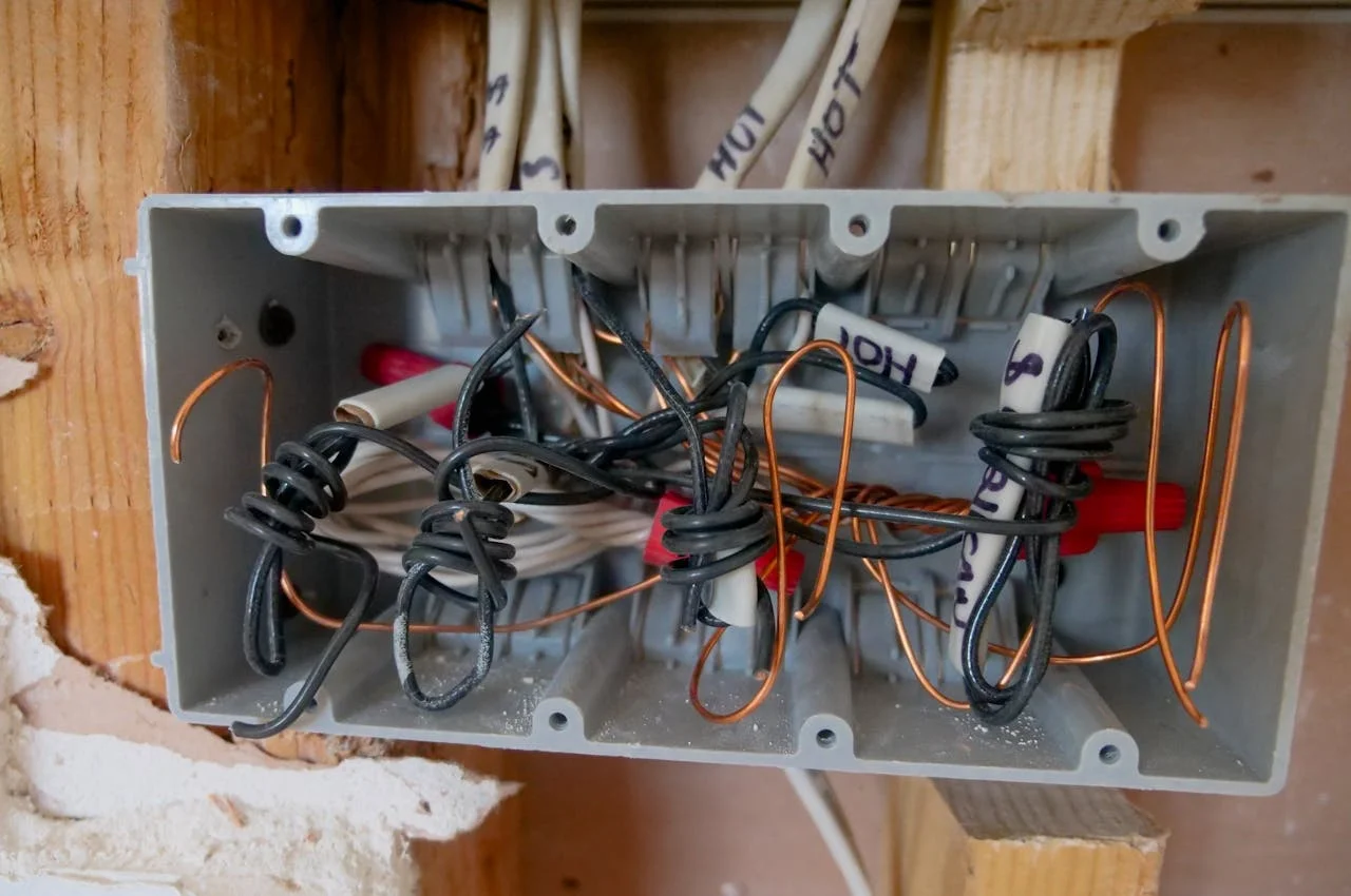 Măsuri de siguranță pentru a preveni incendiile electrice în apartament sau casă