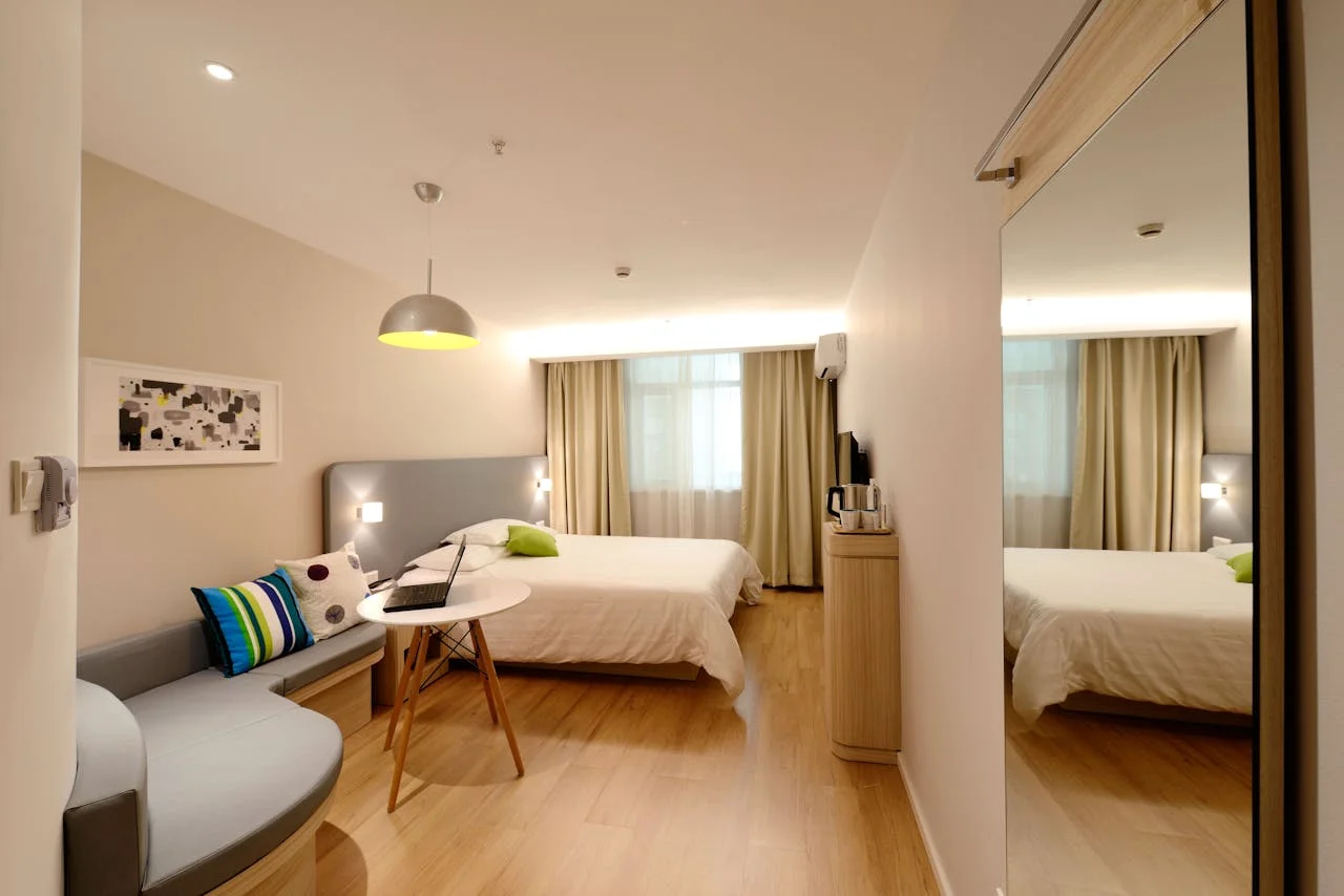 Trucuri pentru un apartament mai liniștit fără renovări complicate
