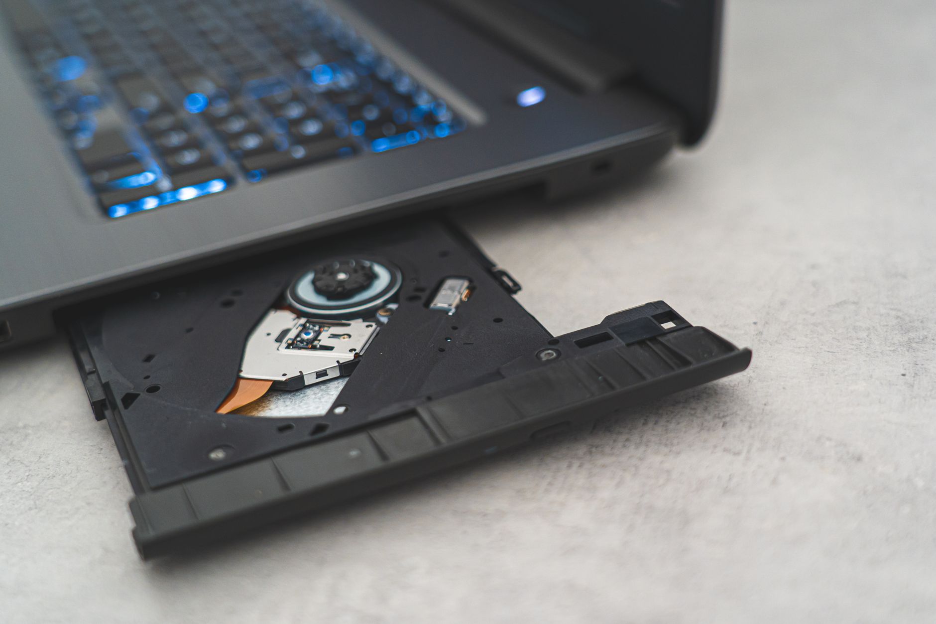 De ce se încinge laptopul chiar și când nu îl folosești intens?